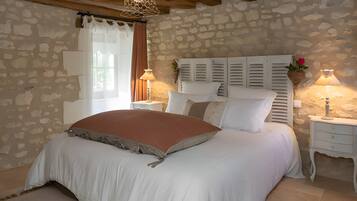 4 habitaciones, tabla de planchar con plancha, wifi y ropa de cama