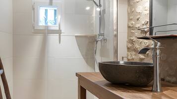 Douche, serviettes fournies