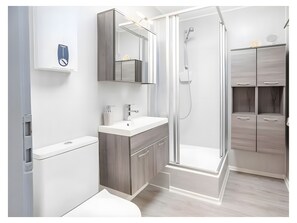Shower, towels