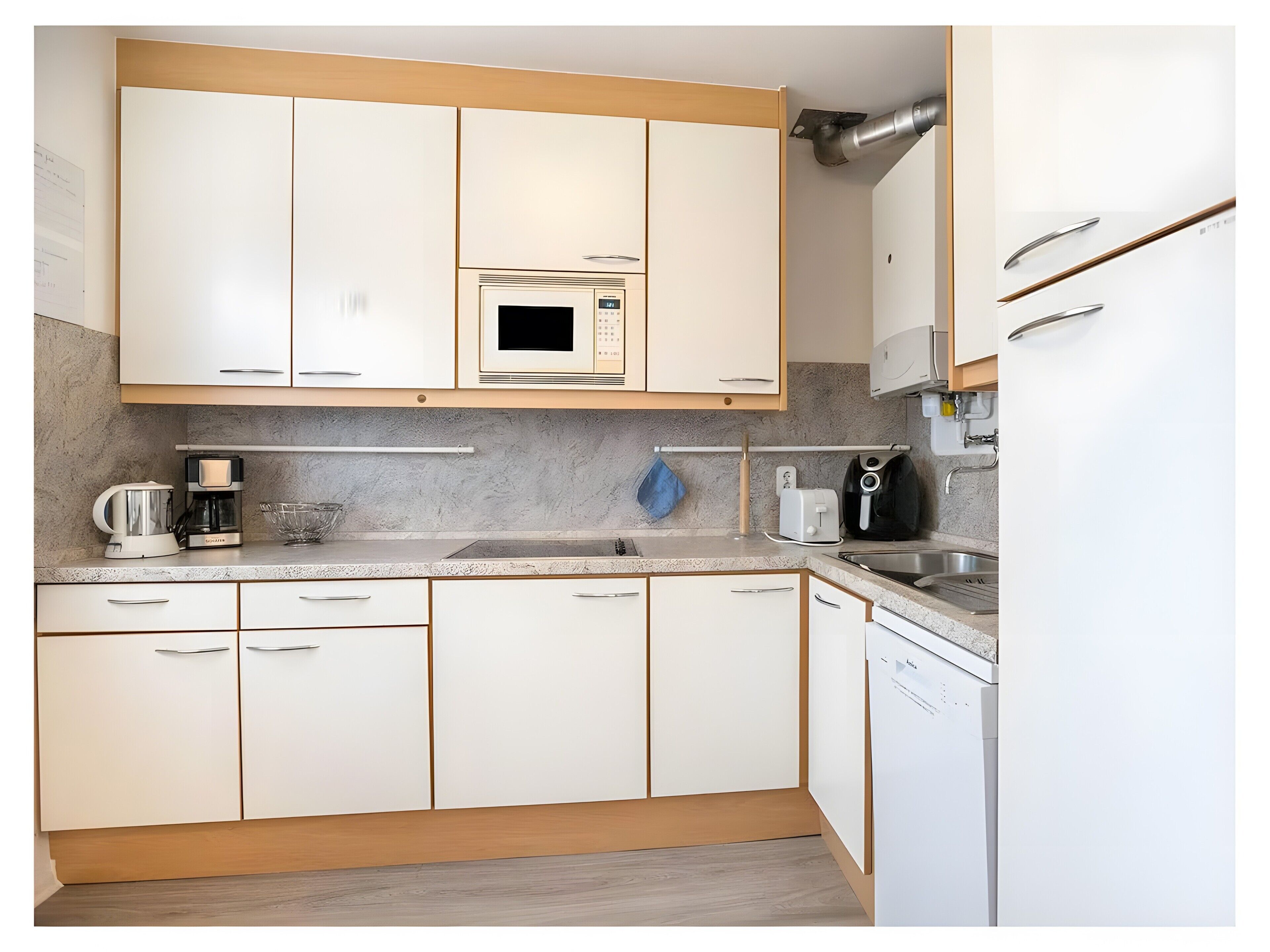 Jääkaappi, mikroaaltouuni, liesi, astianpesukone