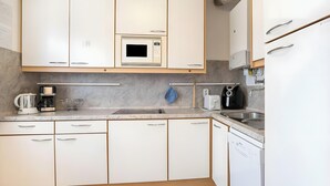 Kaffetrakter/tekoker, kjøleskap, mikrobølgeovn og kokeplater