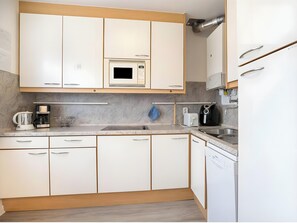 Fridge, microwave, stovetop, dishwasher