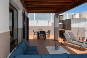 Outdoor dining - Vacation Home 'De Los Suenos' with Mountain View, Private Pool and Wi-Fi (Playa Blanca)