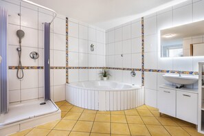 Bruser, hårtørrer, håndklæder