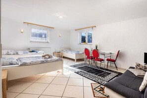 1 habitación, tabla de planchar con plancha, wifi y ropa de cama