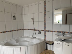 Dusche, Haartrockner, Handtücher