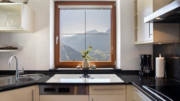 Jääkaappi, mikroaaltouuni, uuni, liesi