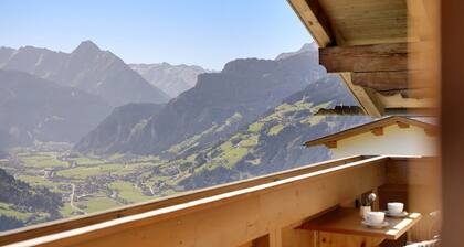 Ferienhaus 'Zillertalblick' mit Bergblick, privater Terrasse und WLAN
