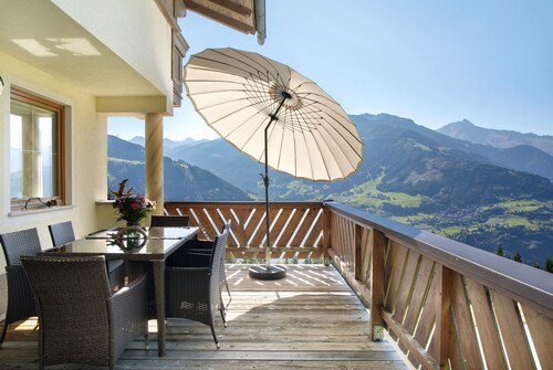 Casa de vacaciones 'Zillertalblick' con vistas a la montaña, terraza privada y Wi-Fi