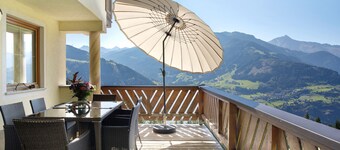 Casa de vacaciones 'Zillertalblick' con vistas a la montaña, terraza privada y Wi-Fi