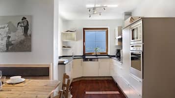 Geladeira, micro-ondas, fogão, cooktop