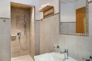 Dusche, Haartrockner, Handtücher