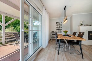 Dining - Apartment 'Haus Ankerplatz' with Private Terrace, Shared Garden and Wi-Fi (Wischhafen)