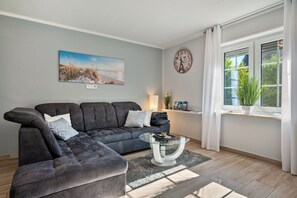 TV - Apartment 'Haus Ankerplatz' with Private Terrace, Shared Garden and Wi-Fi (Wischhafen)