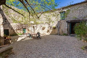 Outdoor dining - Peach Room with Pool and Garden (Sauzet)