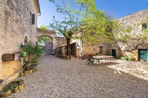 Outdoor dining - Peach Room with Pool and Garden (Sauzet)