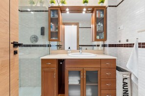 Dusche, Haartrockner, Handtücher