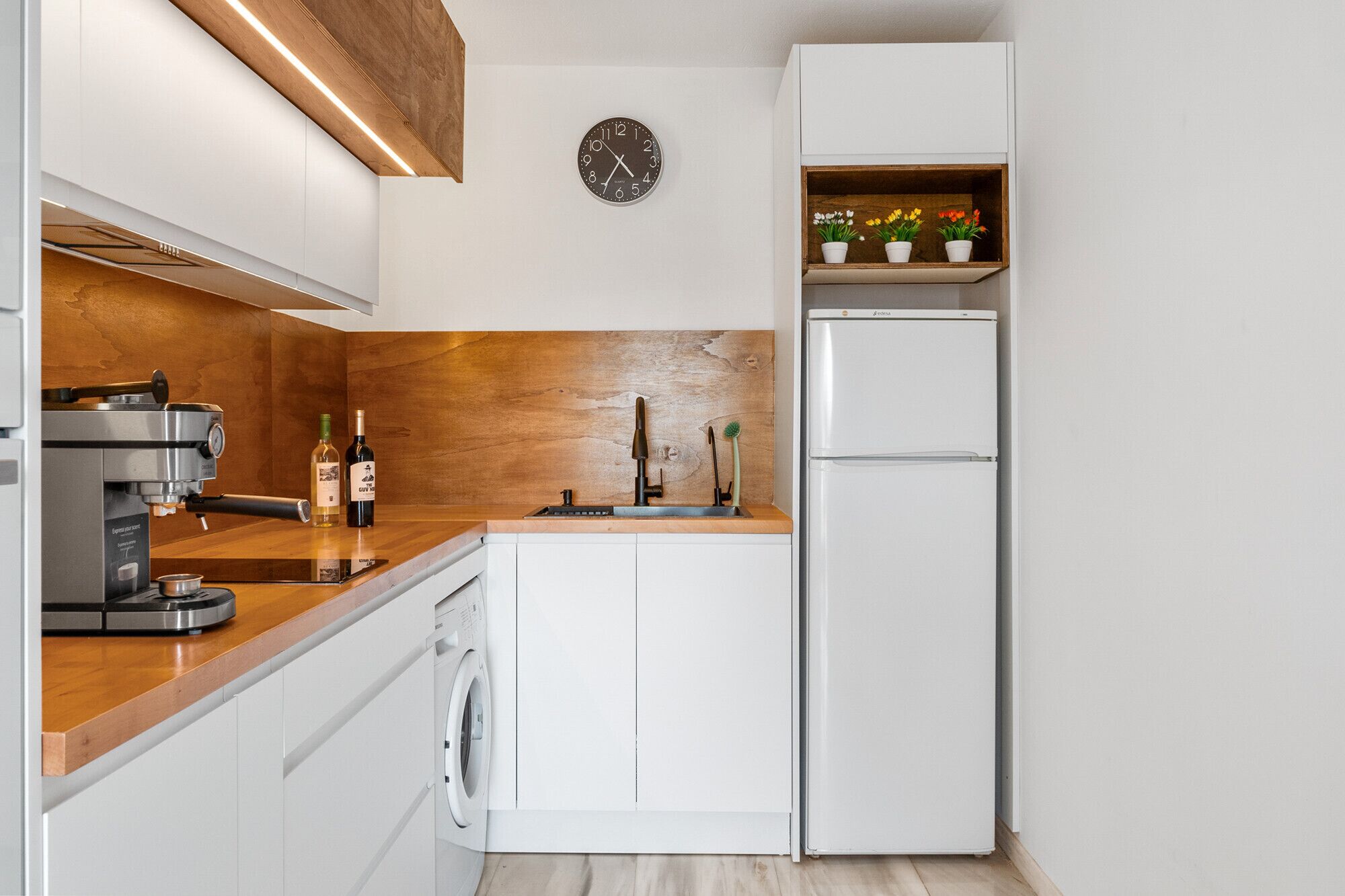 Frigorífico, microondas, horno y placa de cocina