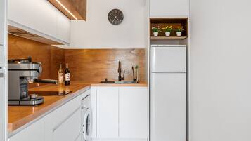 Frigorífico, microondas, horno y placa de cocina