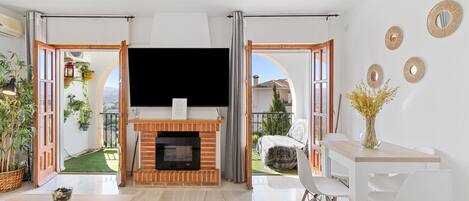 Televisión y chimenea