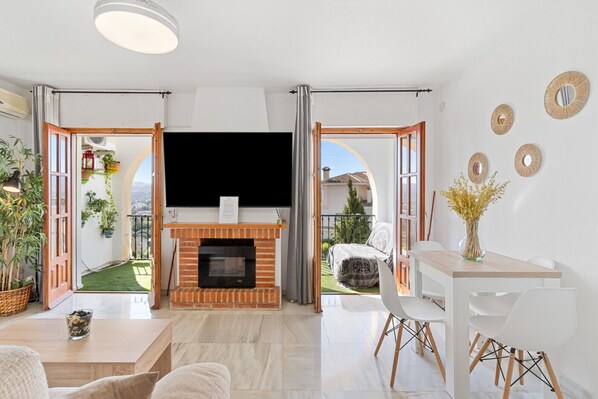 TV, fireplace