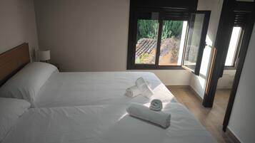 4 bedrooms, iron/ironing board, internet, bed sheets