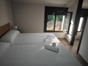 4 bedrooms, iron/ironing board, Internet, bed sheets