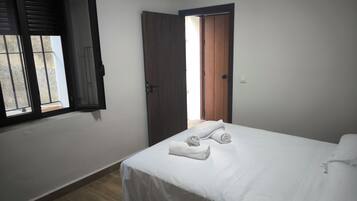 4 bedrooms, iron/ironing board, Internet, bed sheets