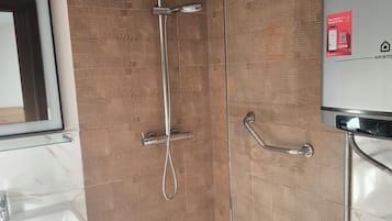 Dusche, Handtücher, Toilettenpapier