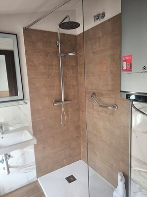 Shower, towels, toilet paper - Ideal for Families (Alájar)