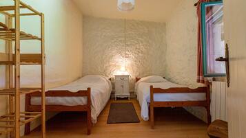 2 chambres, fer et planche à repasser, Wi-Fi, draps fournis