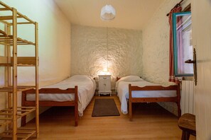 2 makuuhuonetta, silitysrauta/-lauta, Wi-Fi, vuodevaatteet