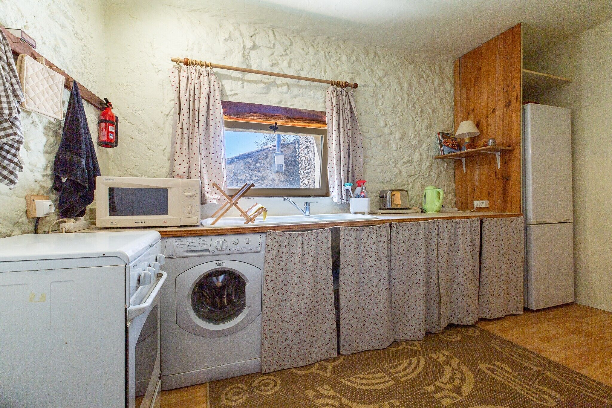 Kjøleskap, mikrobølgeovn, ovn og kaffetrakter/tekoker