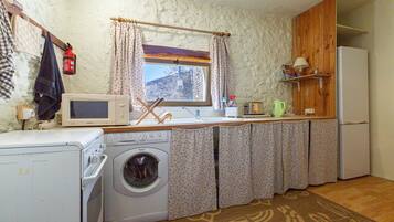 Kjøleskap, mikrobølgeovn, ovn og kaffetrakter/tekoker