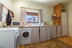 Réfrigérateur, four à micro-ondes, un four, cafetière-théière