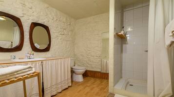 Een douche, handdoeken