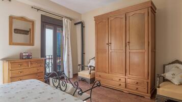 3 chambres, fer et planche à repasser, Wi-Fi, draps fournis