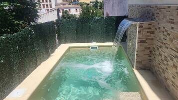 Bañera de hidromasaje al aire libre