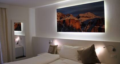 Bed and Breakfast 'Fedaia Joy' mit Bergblick, Balkon und WLAN