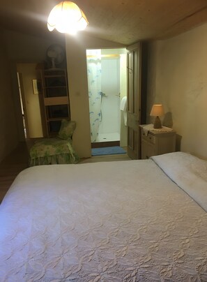 1 habitación, tabla de planchar con plancha, wifi y ropa de cama
