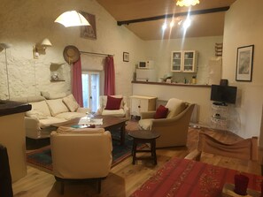 Una televisión, una chimenea