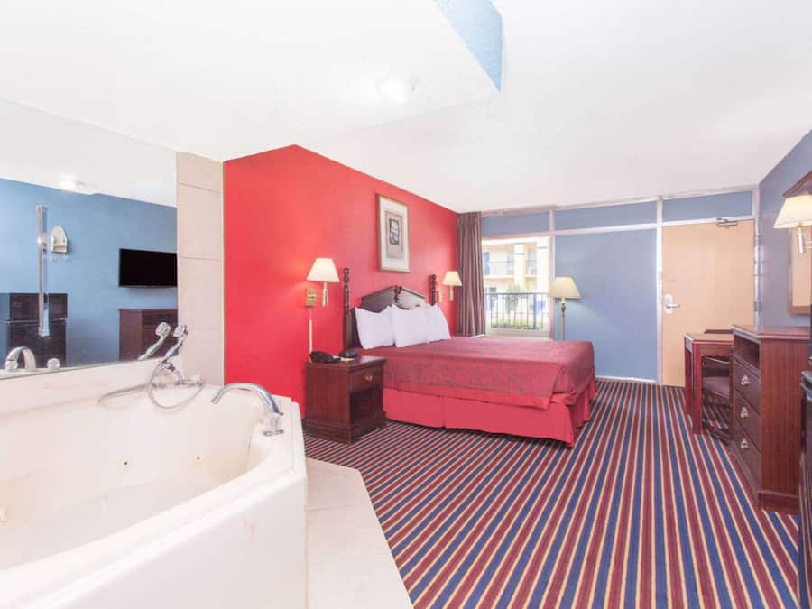 Standard Single Room, 1 King Bed | In-room safe, blackout drapes, soundproofing, free WiFi