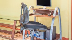 A wheelchair-accessible desk with a computer monitor, keyboard, and mouse. - Hotel Inn Albany (Albany)