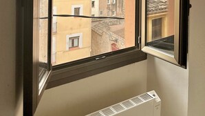 A window with a view of buildings and mountains. - Medieval House in the Heart of Montblanc (Montblanc)