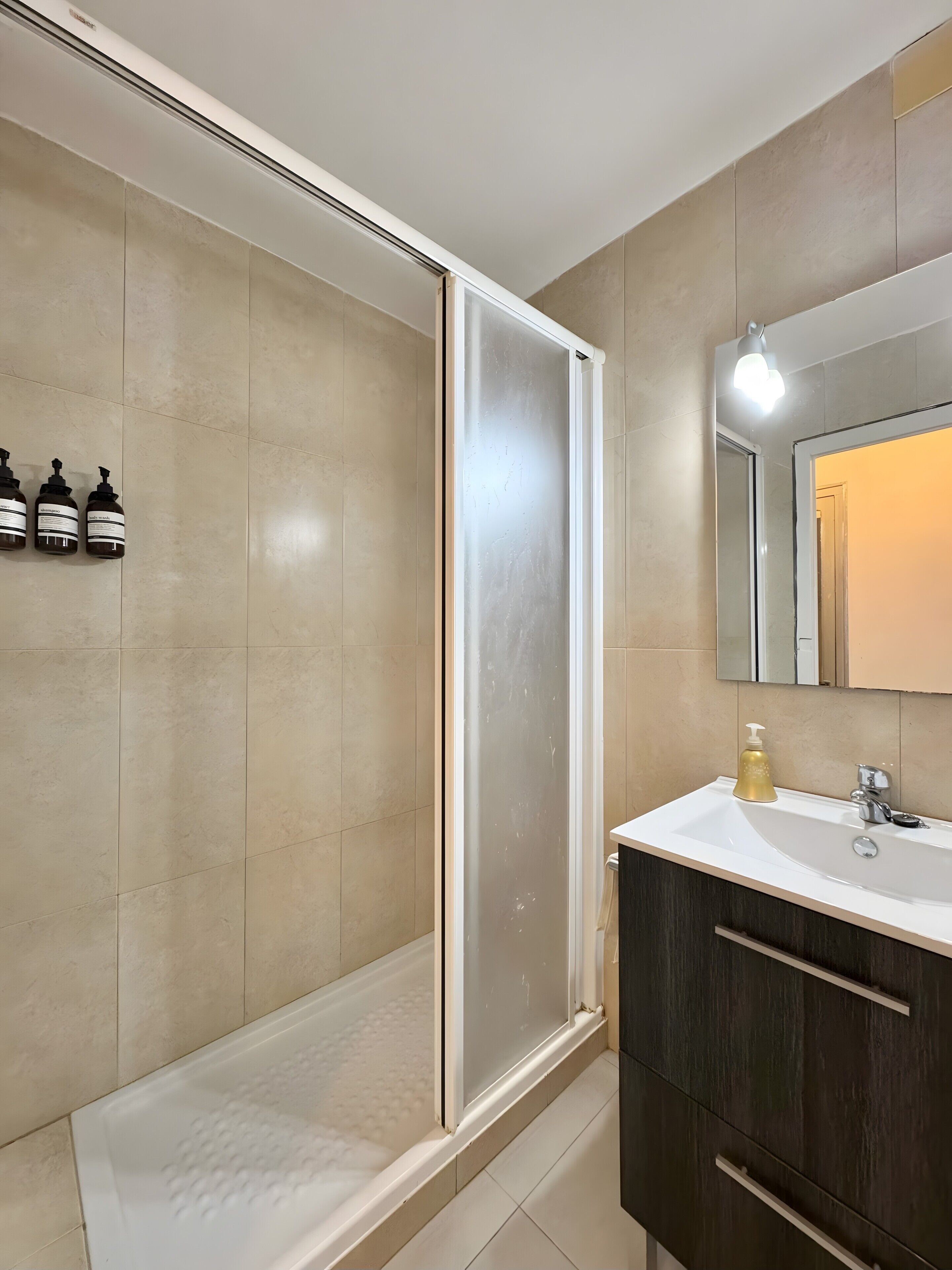 Een douche, een haardroger, handdoeken