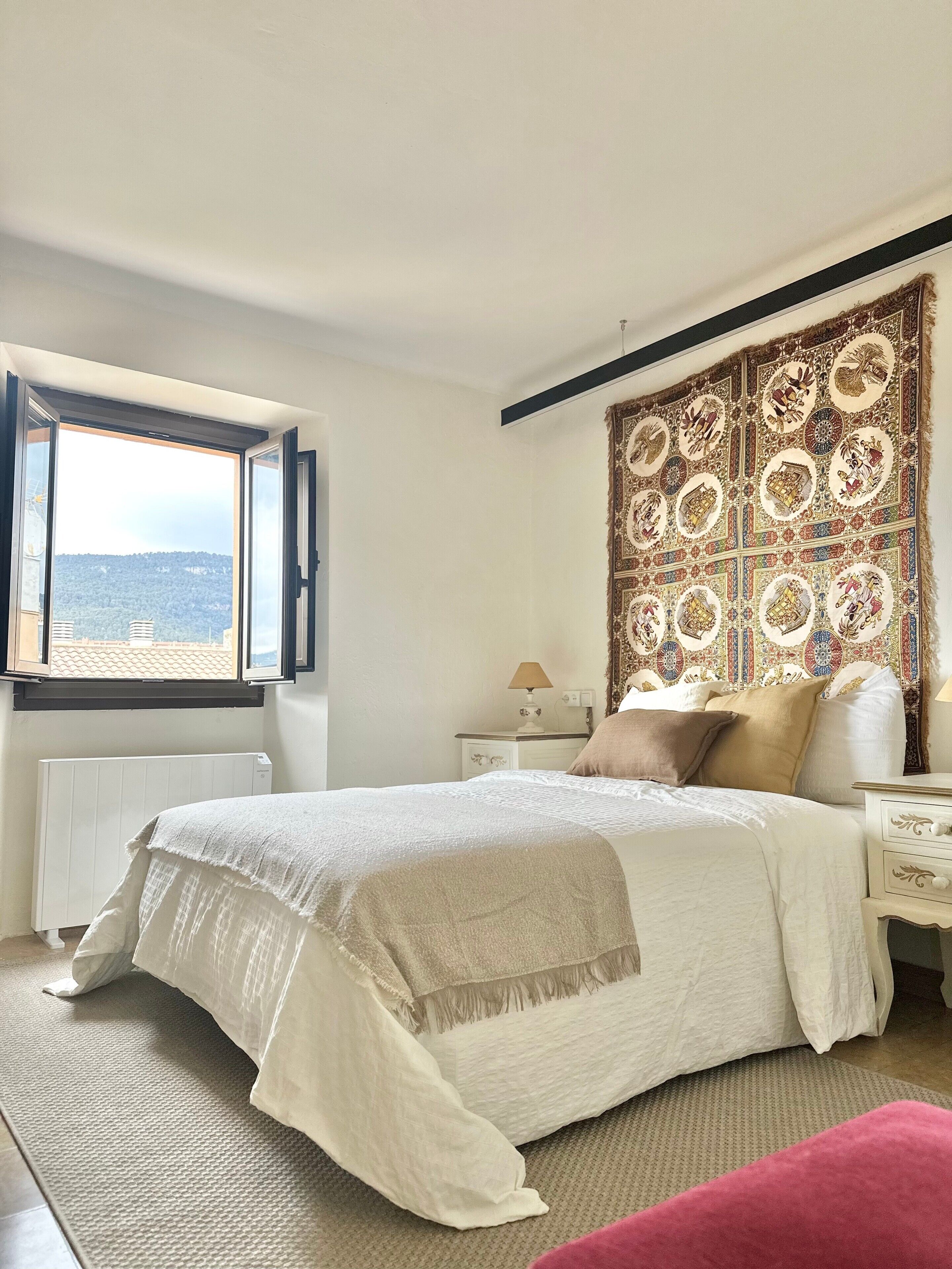 1 dormitorio, escritorio, tabla de planchar con plancha y wifi