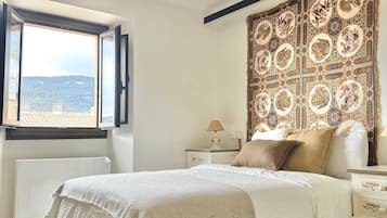 1 dormitorio, escritorio, tabla de planchar con plancha y wifi