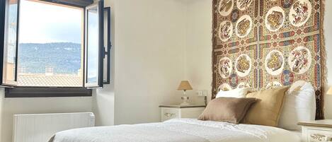 1 makuuhuone, työpöytä, silitysrauta/-lauta, Wi-Fi