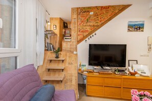 Una televisión, un reproductor de DVD