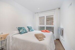 1 dormitorio, tabla de planchar con plancha, wifi y ropa de cama